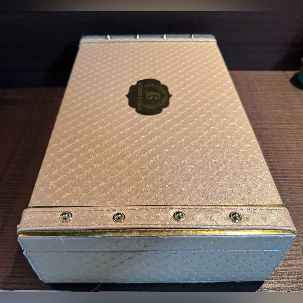 ❤️ Luxurious One of a kind! Gold and Cream Patterned Box. - Picture 3 of 9